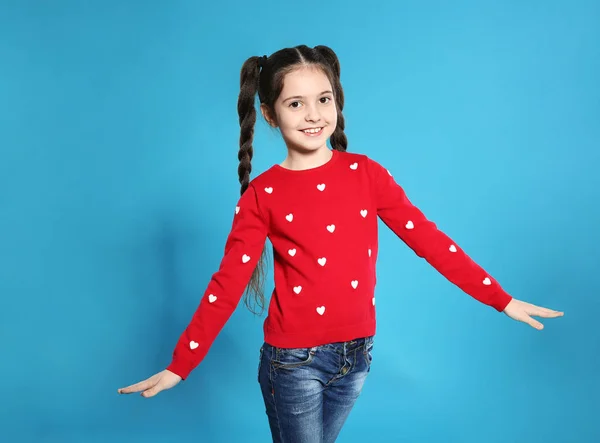 Портрет маленькой девочки, позирующей на цветном фоне — стоковое фото
