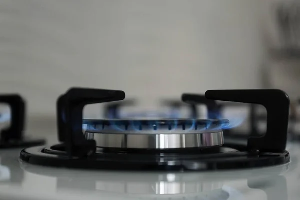 Quemador de gas con llama azul en estufa moderna, primer plano. Espacio para texto — Foto de Stock