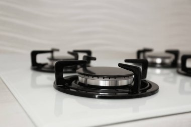 Modern dahili gazlı ocak, yakın çekim. Mutfak aletleri