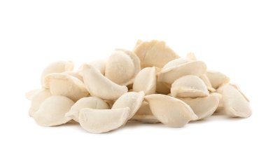 Beyaz arka planda çiğ köfte yığını