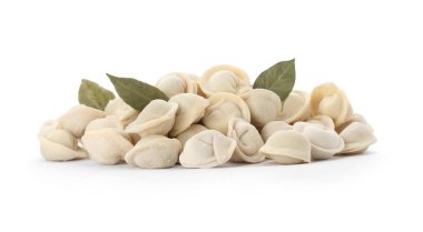 Beyaz arka planda defne yaprağı ile çiğ et köfte