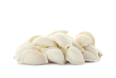 Beyaz arka planda çiğ köfte yığını