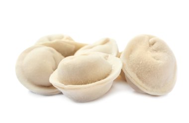 Beyaz arka planda çiğ köfte yığını