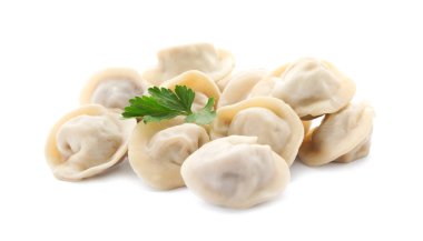 Beyaz arka planda maydanoz yaprakları ile haşlanmış köfte yığını