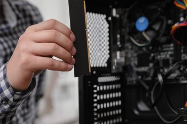 Erkek teknisyen, Ram çipini sistem ünitesine koyuyor, yakın çekim. Bilgisayar onarımı
