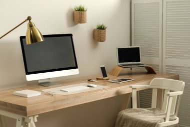 Masada modern bilgisayar ile şık işyeri iç. Tasarım için mockup