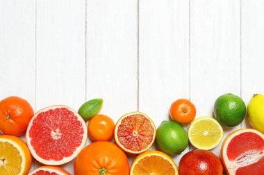 Beyaz ahşap arka plan üzerinde metin için farklı narenciye ve alan ile Düz yatıyordu kompozisyon