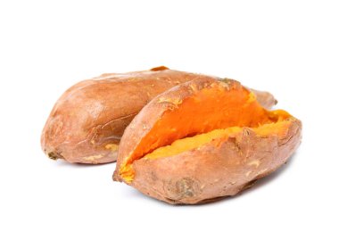Beyaz arka planda lezzetli pişmiş tatlı patates