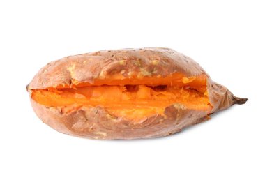 Beyaz arka planda lezzetli pişmiş tatlı patates