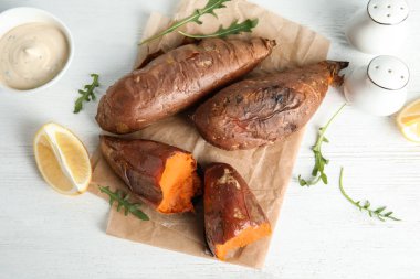 Beyaz masada pişmiş tatlı patates ile Düz yatıyordu kompozisyon
