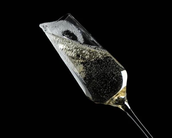 Verre de champagne pétillant sur fond noir, gros plan — Photo