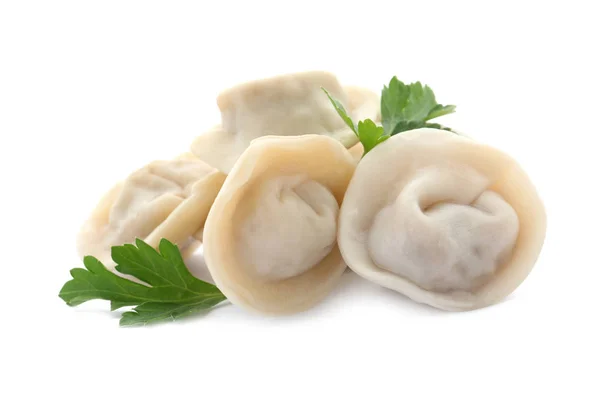 Stapel gekookte dumplings met peterselie blad op witte achtergrond — Stockfoto