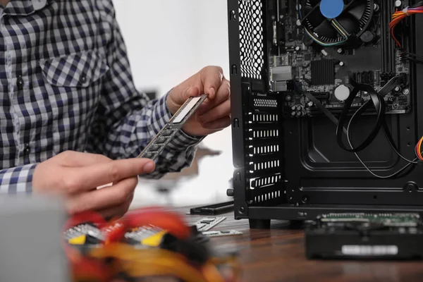 Maschio tecnico riparazione computer a tavola, primo piano — Foto Stock