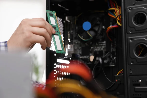 Férfi technikus üzembe RAM chip a rendszer egység, closeup. Számítógép-javítás — Stock Fotó