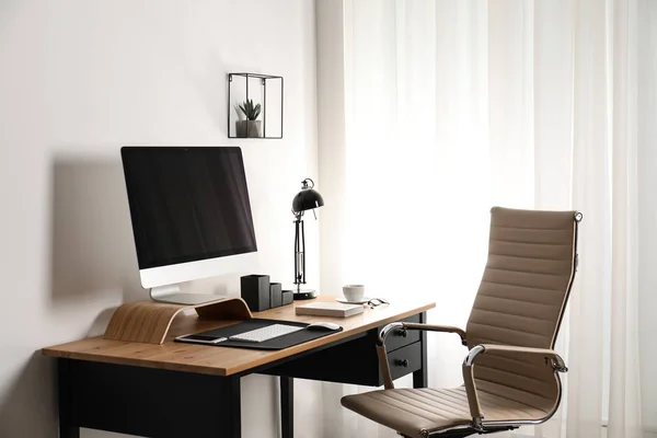 Elegante interior del lugar de trabajo con ordenador moderno en la mesa. Burla para el diseño —  Fotos de Stock