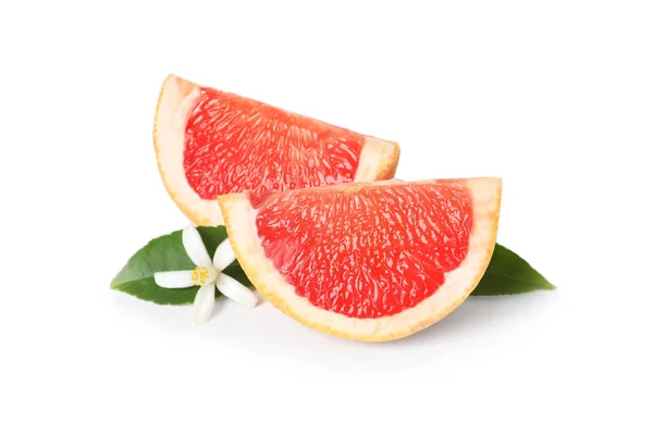 Grapefruit plakjes, bladeren en citrus bloem op witte achtergrond — Stockfoto