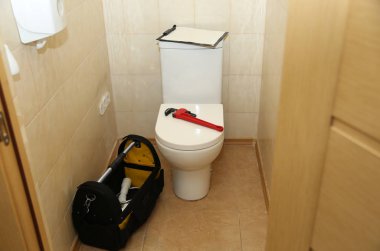 Tuvalet iç mekanlarda boru anahtarı ve pano