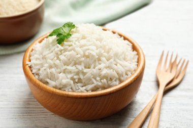 Bir kase lezzetli pilav masada servis edilir.