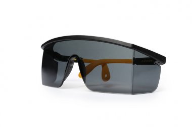 Beyaz arka planda koruyucu gözlükler. İnşaat aleti