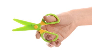 Beyaz arka planda renkli plastik makas tutan kadın, yakın plan.