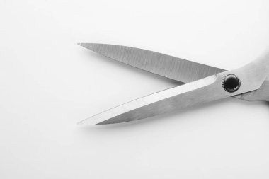 Beyaz arka plan üzerinde keskin dikiş makası çifti, closeup