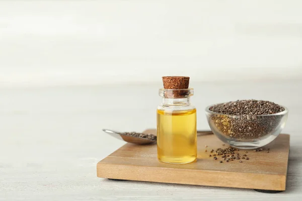 Kompozycja z nasion Chia i olej na drewnianym stole. Miejsce na tekst — Zdjęcie stockowe