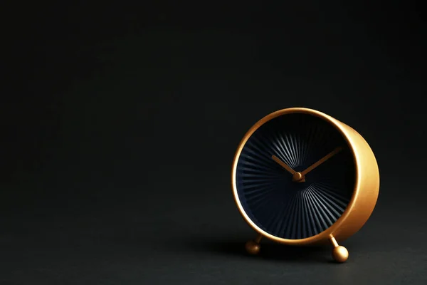 Reloj despertador dorado sobre fondo negro. Espacio para texto —  Fotos de Stock