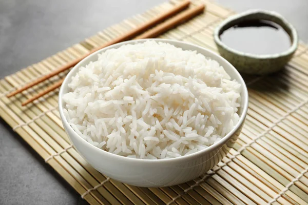 Tigela de saboroso arroz cozido servido na mesa — Fotografia de Stock