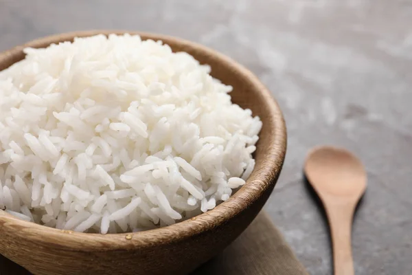 Tigela de saboroso arroz cozido servido na mesa, close-up. Espaço para texto — Fotografia de Stock