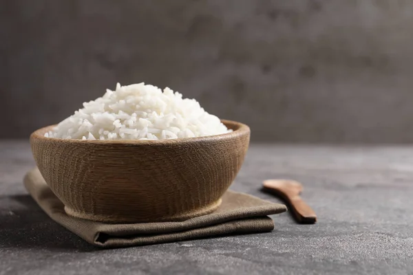 Tigela de saboroso arroz cozido servido na mesa. Espaço para texto — Fotografia de Stock
