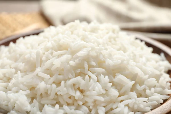 Prato de arroz branco cozido saboroso na mesa, close-up — Fotografia de Stock