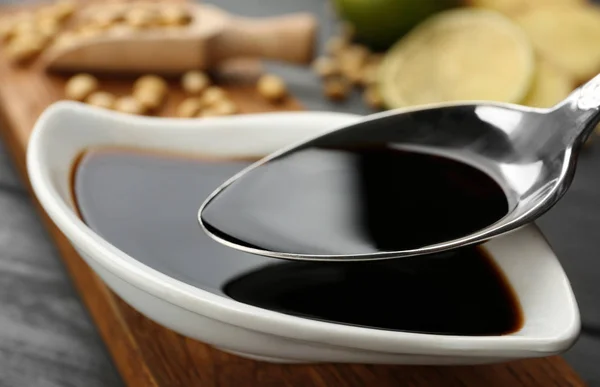 皿の上に醤油のスプーン、クローズアップ — ストック写真