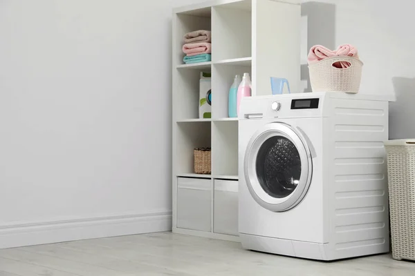 Máquina de lavar roupa moderna no interior da lavandaria. Espaço para design — Fotografia de Stock