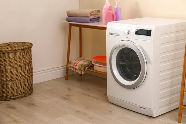 Інтер'єр пральної кімнати з сучасною пральною машиною — стокове фото