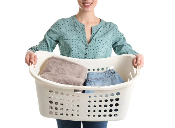 白い背景に服を着た洗濯籠を持っている若い女性、クローズアップ — ストック写真