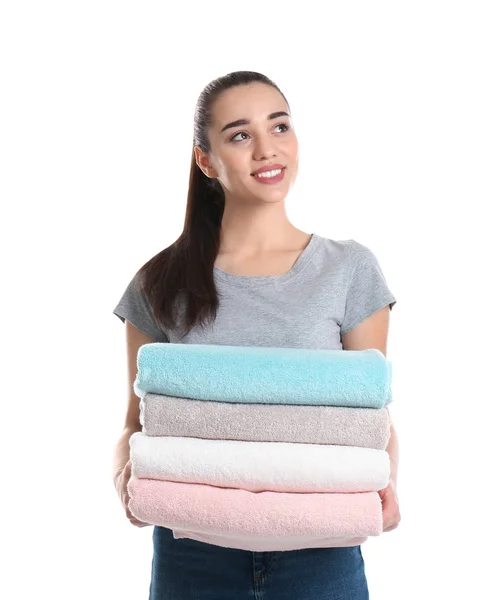 Mutlu genç kadın beyaz arka plan üzerinde temiz havlu tutan. Çamaşır günü — Stok fotoğraf