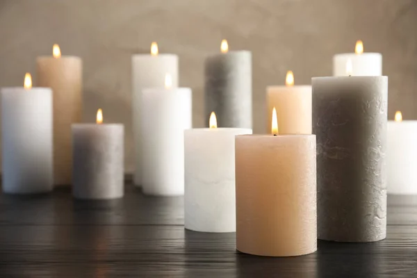 Queimar velas na mesa contra fundo de cor. Espaço para texto — Fotografia de Stock