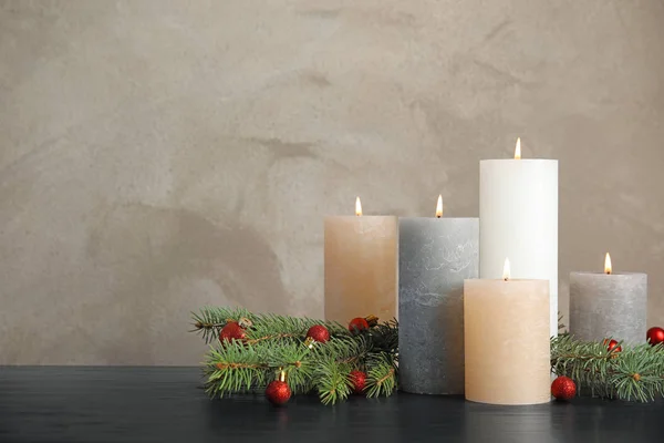 Brandende kaarsen met kerst decoratie op tafel. Ruimte voor tekst — Stockfoto