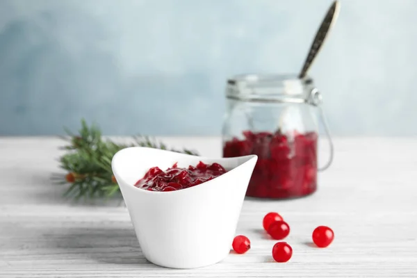 Tigela de molho de cranberry saboroso na mesa — Fotografia de Stock