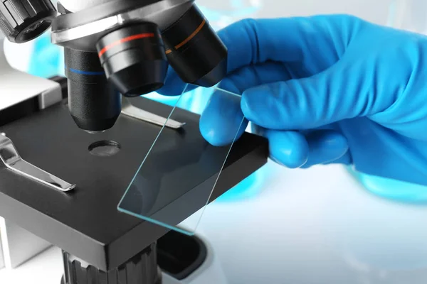 Científico trabajando con microscopio moderno, primer plano. Investigación química — Foto de Stock