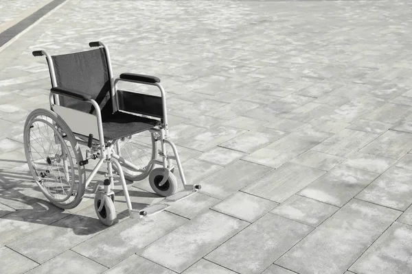 Lege rolstoel buiten op zonnige dag. Ruimte voor tekst — Stockfoto