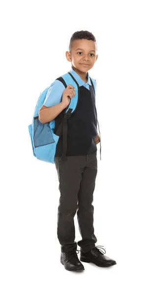 Beyaz arka plan sırt çantası ile okul üniforması sevimli Afrikalı-Amerikalı çocuğun tam uzunlukta portre — Stok fotoğraf