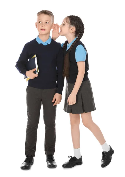 Portrait complet d'enfants mignons en uniforme scolaire sur fond blanc — Photo