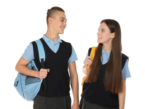 Retrato de adolescentes en uniforme escolar con mochilas sobre fondo blanco — Foto de Stock