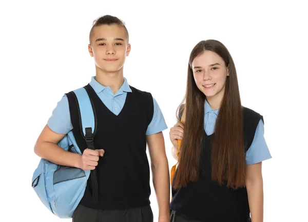 Retrato de adolescentes en uniforme escolar con mochilas sobre fondo blanco —  Fotos de Stock