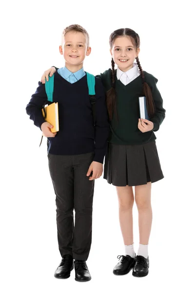 Beyaz arka plan üzerinde okul üniforması sevimli çocukların tam uzunlukta portre — Stok fotoğraf