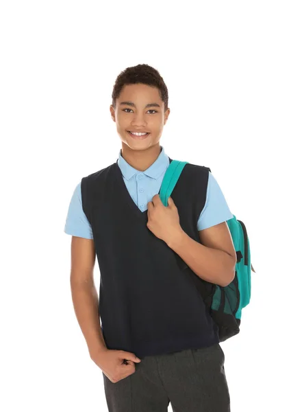 Portrait de garçon afro-américain en uniforme scolaire avec sac à dos sur fond blanc — Photo