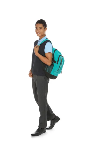 Retrato de comprimento total de menino afro-americano em uniforme escolar com mochila em fundo branco — Fotografia de Stock