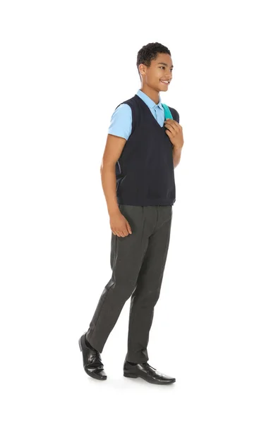 Pełna długość Portret afrykańsko-amerykańskiego chłopca w mundurze szkolnym z plecakiem na białym tle — Zdjęcie stockowe