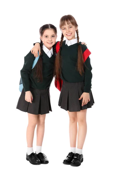 Retrato completo de chicas lindas en uniforme escolar con mochilas sobre fondo blanco —  Fotos de Stock